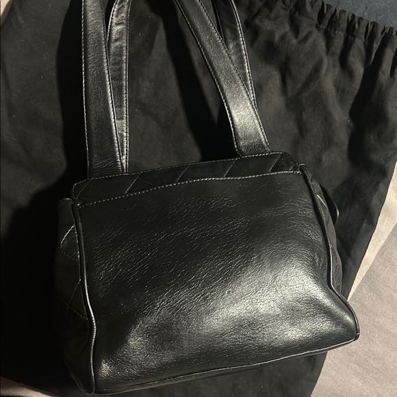 CHANEL Matelasse Black Leather 24K hardware - Picture 4 of 17